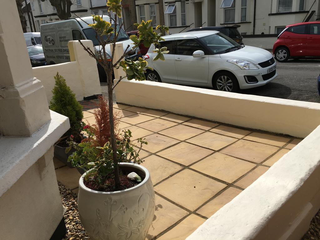 Caris Guest House Southend-on-Sea Exteriör bild